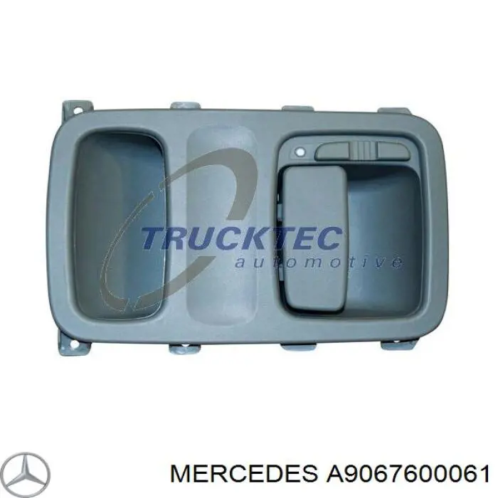 Ручка двери задней (распашной) правая внутренняя A9067600061 Mercedes