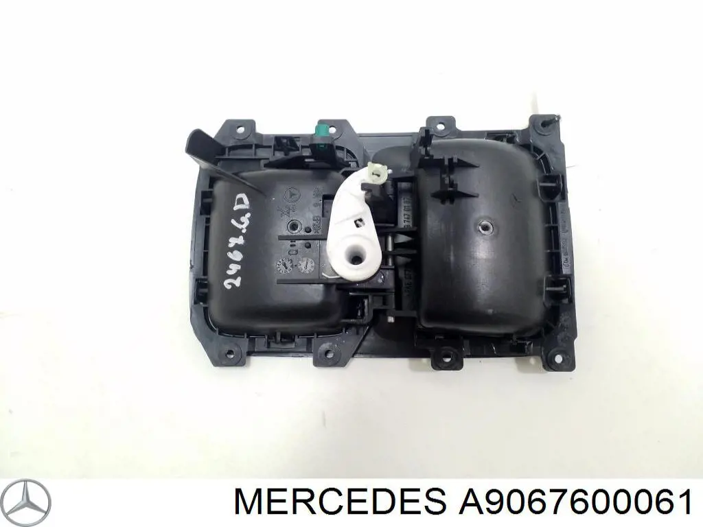 A9067600061 Mercedes Ручка двери задней (распашной) правая внутренняя