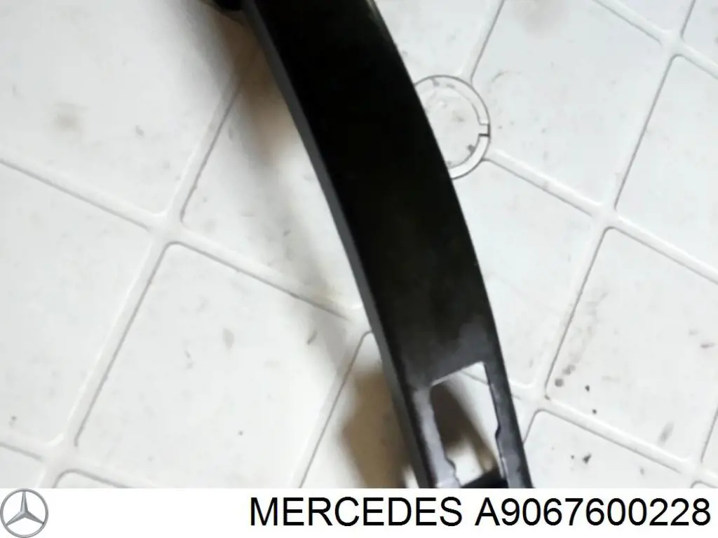 A9067600228 Mercedes limitador de abertura de porta da seção de bagagem (furgão)