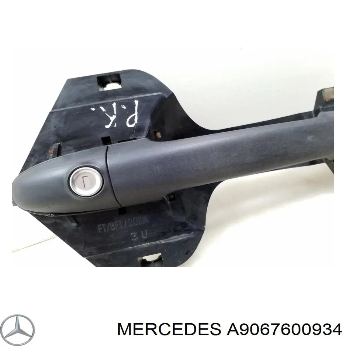 Купить 9067600934 Mercedes Держатель наружной ручки двери передней левой