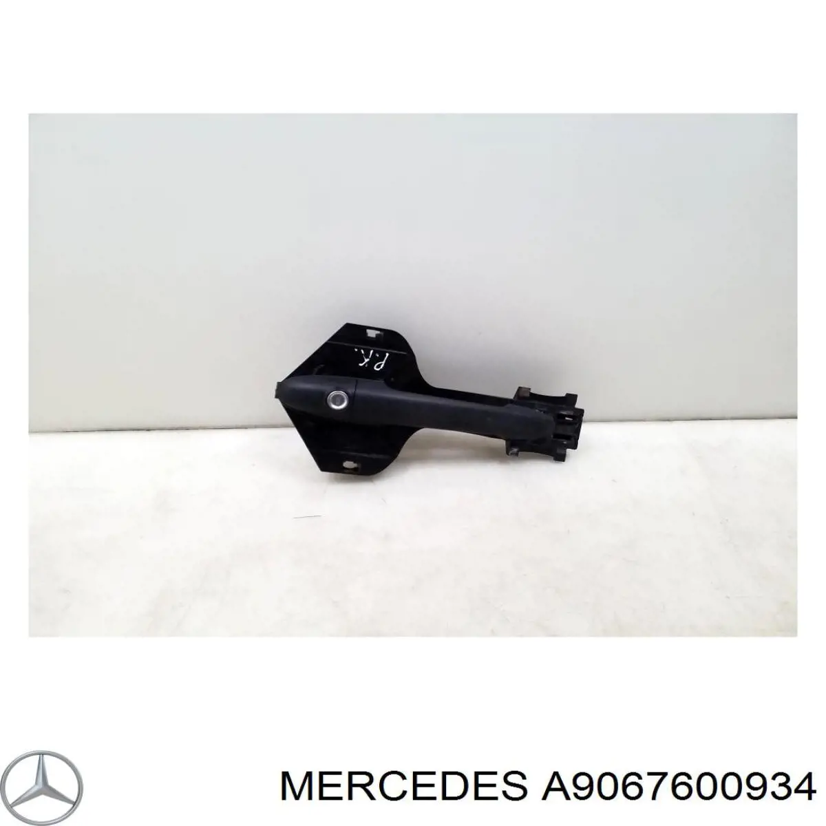 A9067600934 Mercedes suporte de maçaneta externa da porta dianteira esquerda