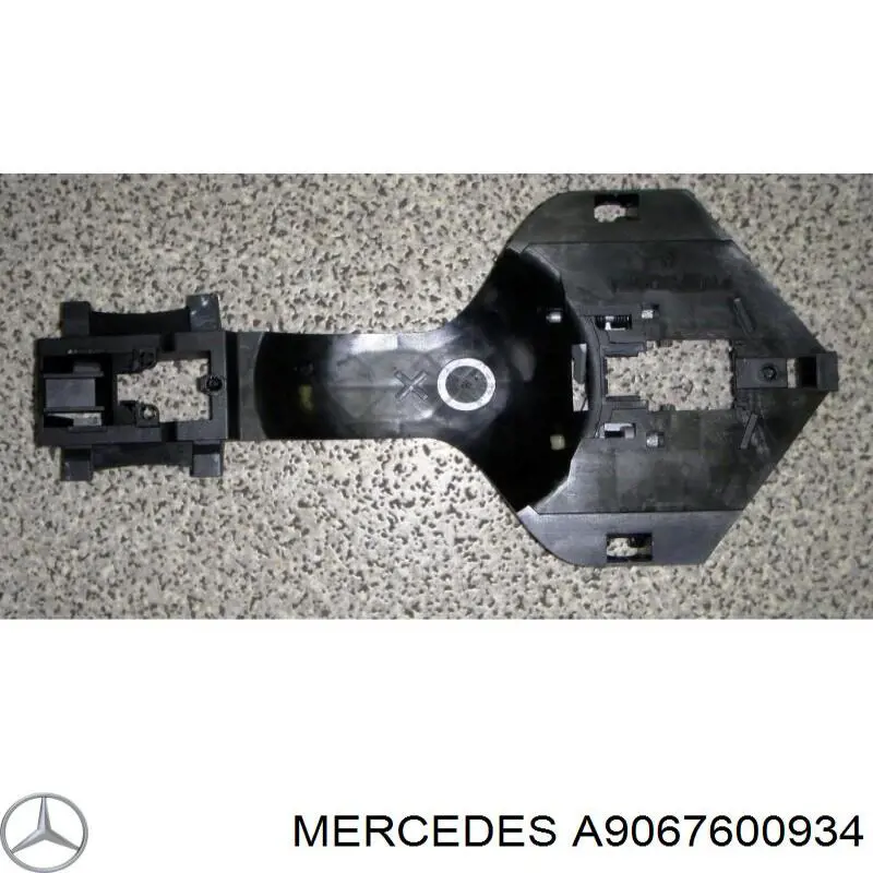 Держатель наружной ручки двери передней левой 9067600934 Mercedes