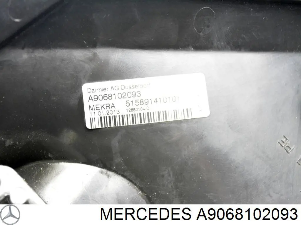 Правое зеркало A9068102093 Mercedes