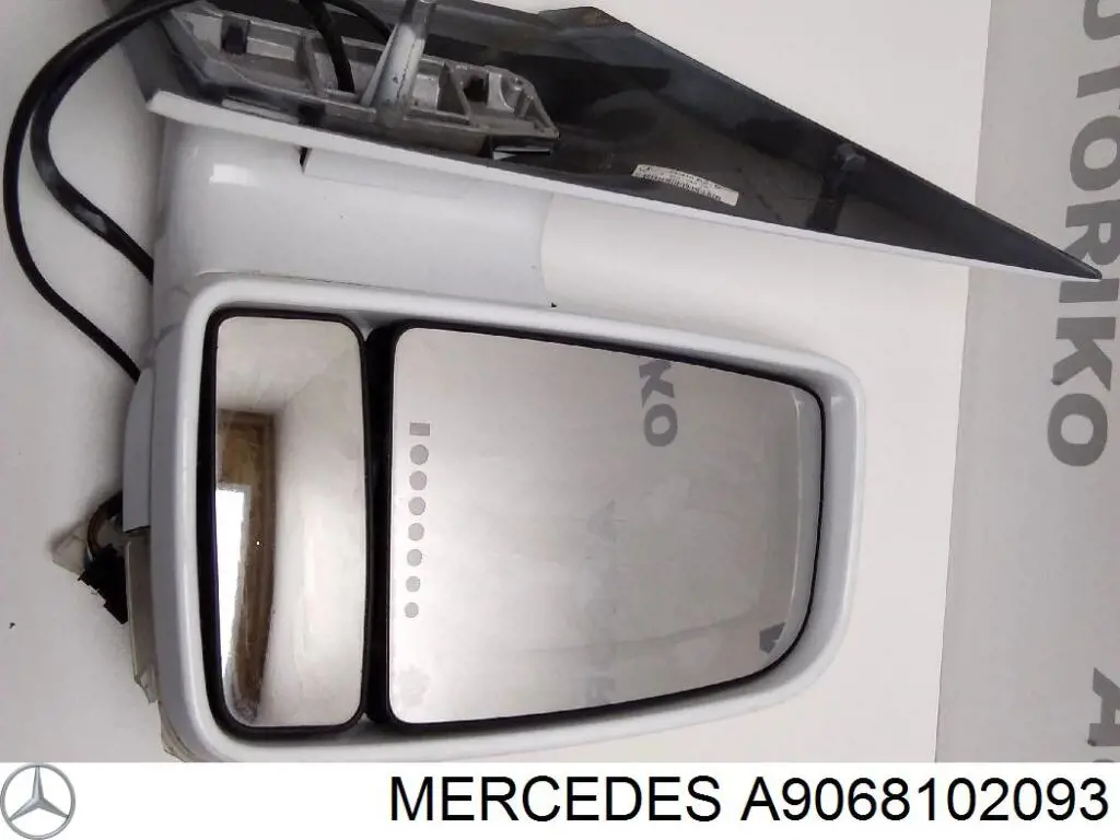 Правое боковое зеркало Mercedes A9068102093