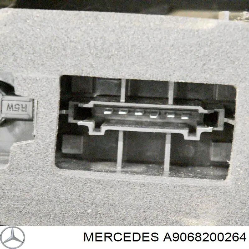 Фонарь задний правый Mercedes A9068200264
