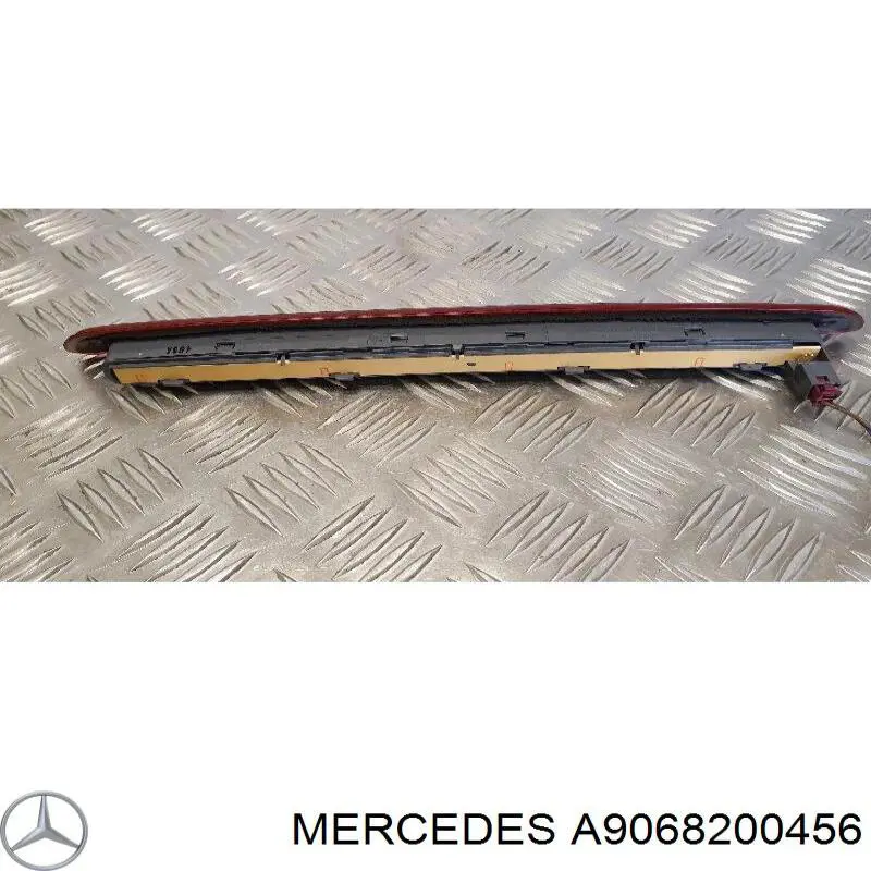 A9068200456 Mercedes стоп-сигнал задний дополнительный