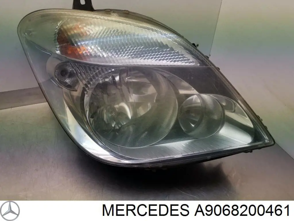 Правая фара A9068200461 Mercedes