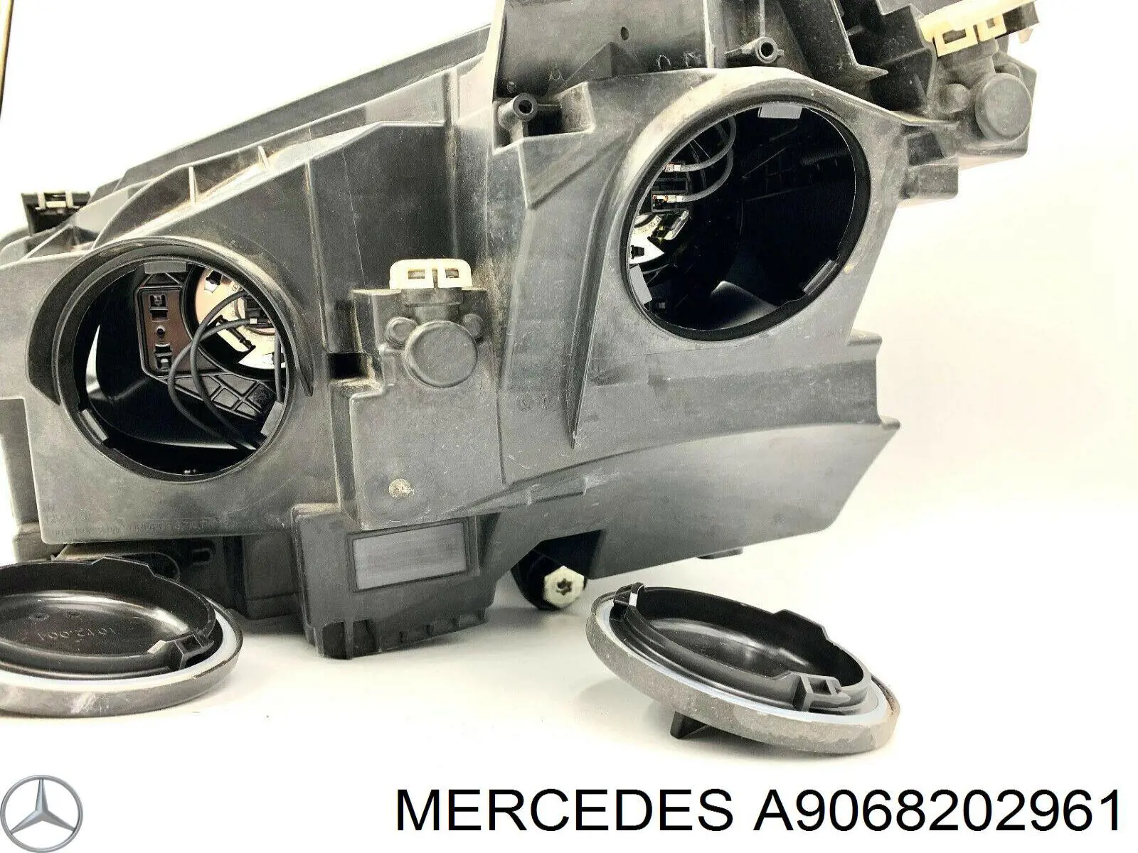 Правая фара A9068202961 Mercedes