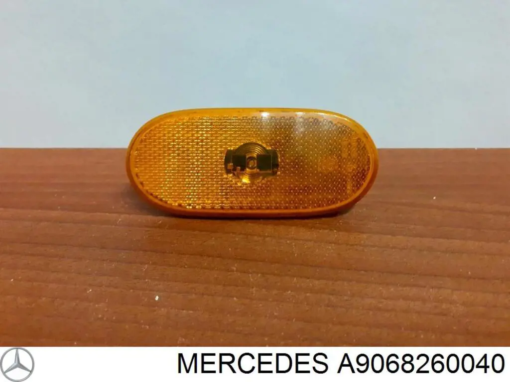 A9068260040 Mercedes retrorrefletor (refletor do pára-choque traseiro esquerdo)