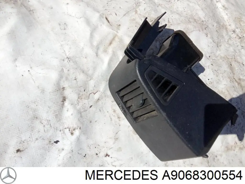 9068300554 Mercedes Решетка воздуховода правая
