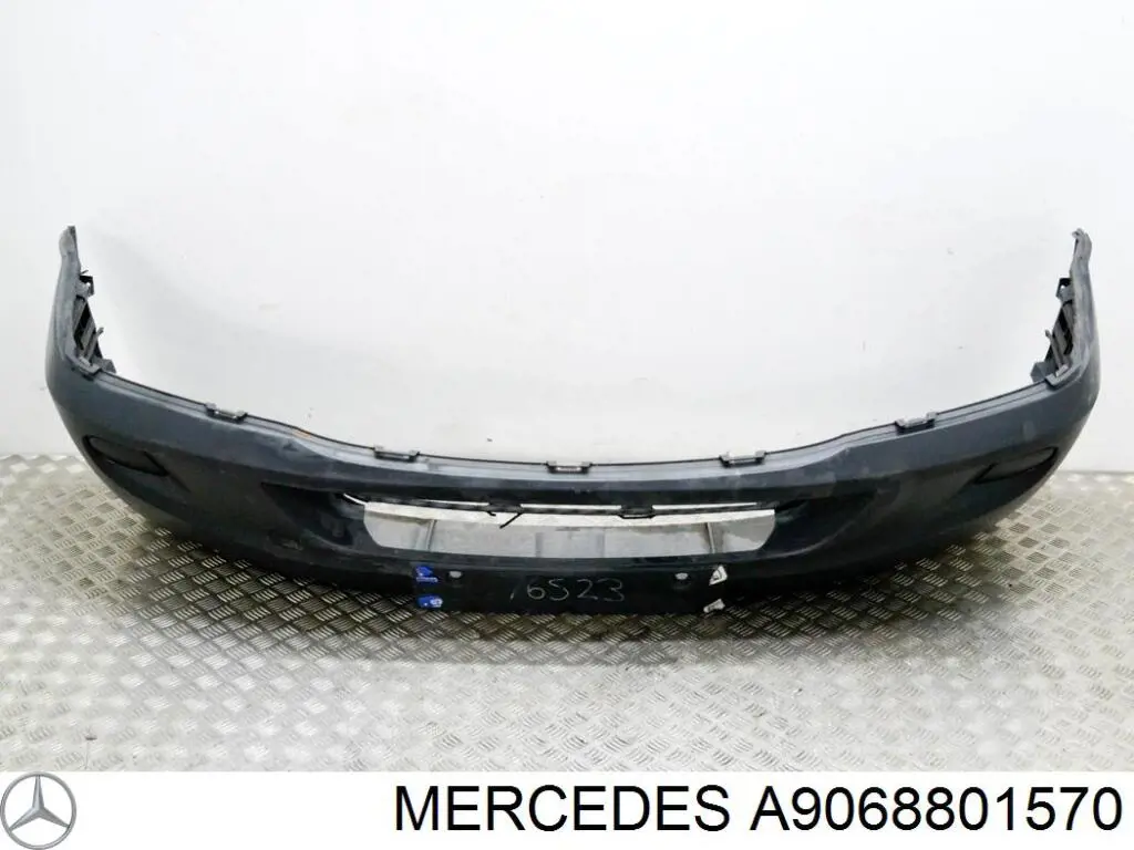Передний бампер A9068801570 Mercedes