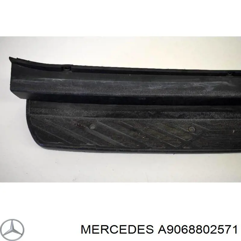 Задний бампер A9068802571 Mercedes