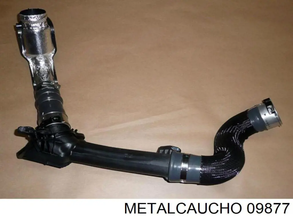 09877 Metalcaucho шланг (патрубок интеркуллера правый)