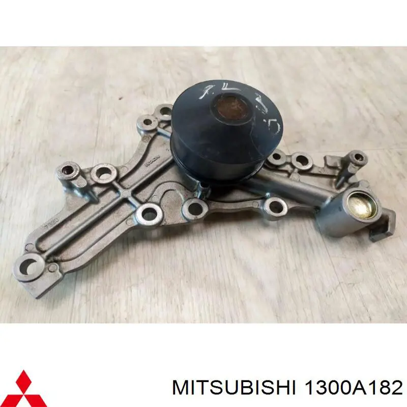 1300A182 Mitsubishi помпа