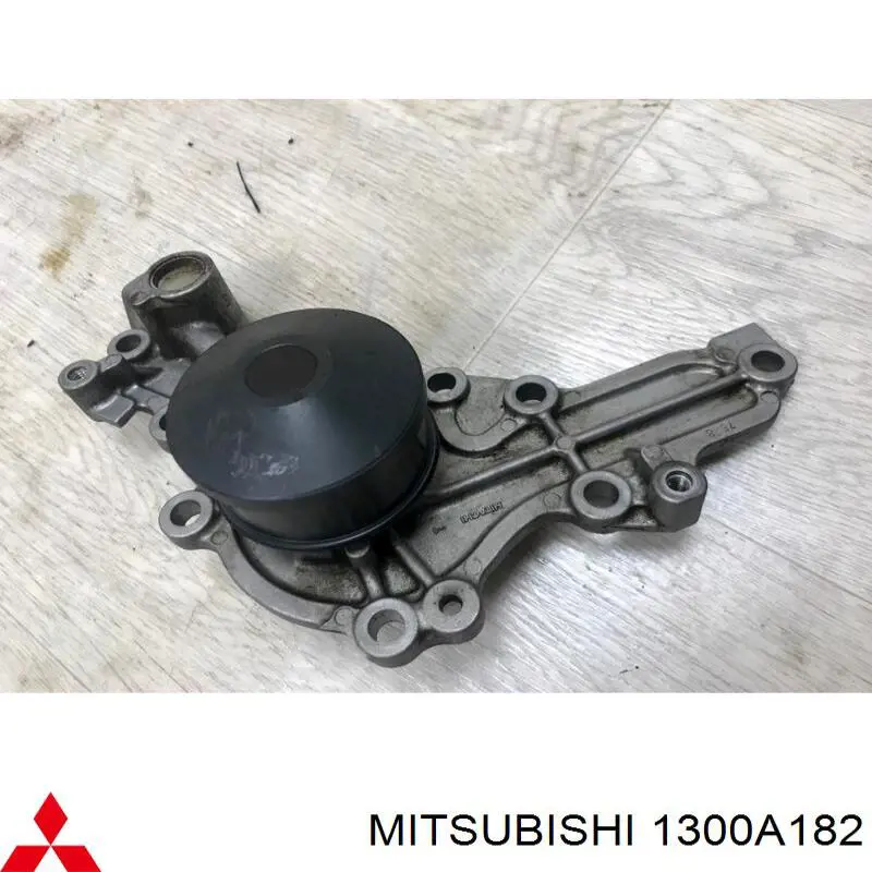 1300A182 Mitsubishi Насос водяной