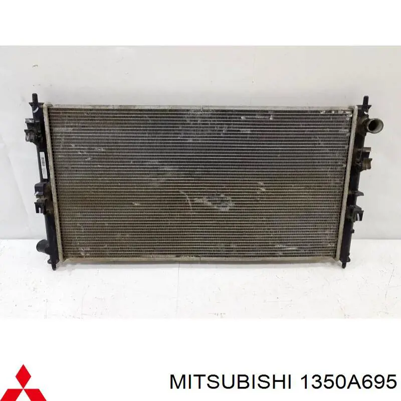 1350A695 Mitsubishi радиатор