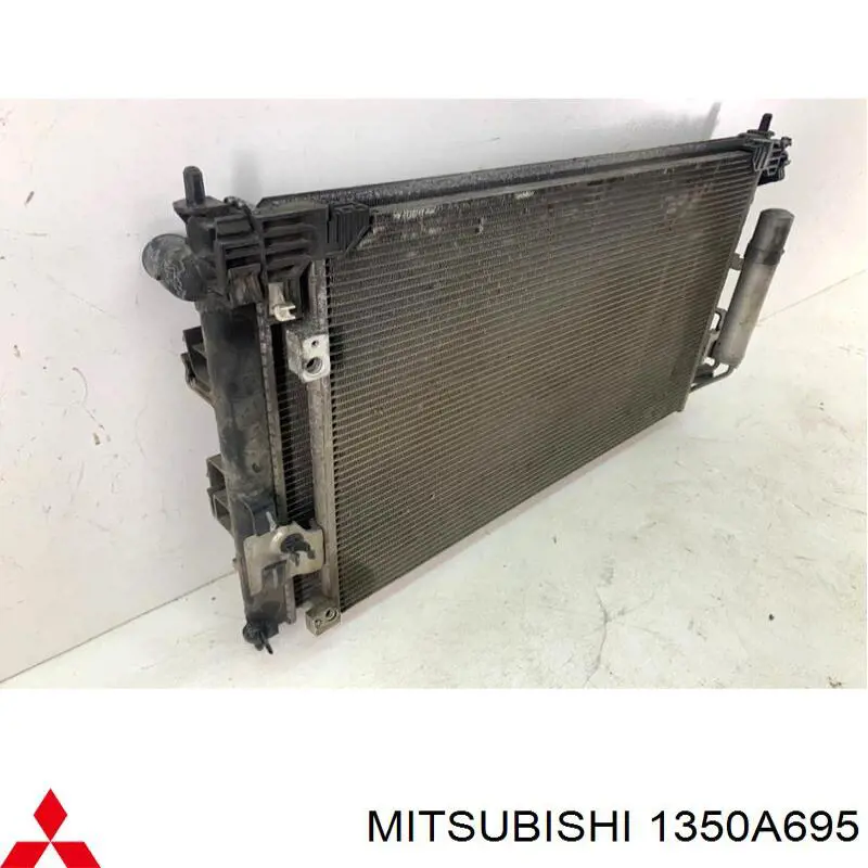 1350A695 Mitsubishi Радиатор основной