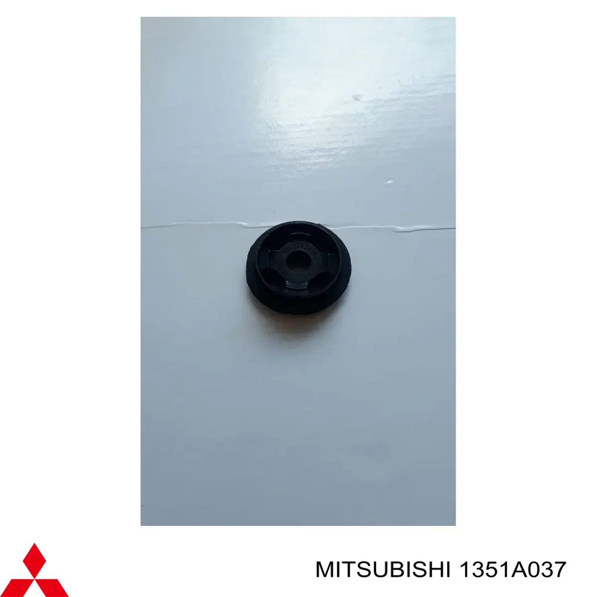 Кронштейн (подушка крепления) радиатора нижний на Mitsubishi Outlander GF, GG