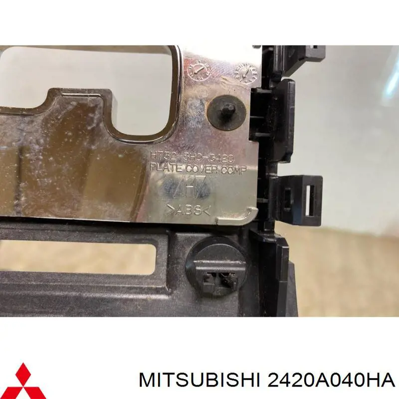 Накладка консоли рычага переключения передач АКПП Mitsubishi 2420A040HA цена, от 45.15 USD