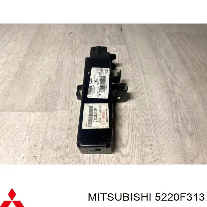 5220F313 Mitsubishi consola (adaptador de fixação da luz dianteira esquerda)
