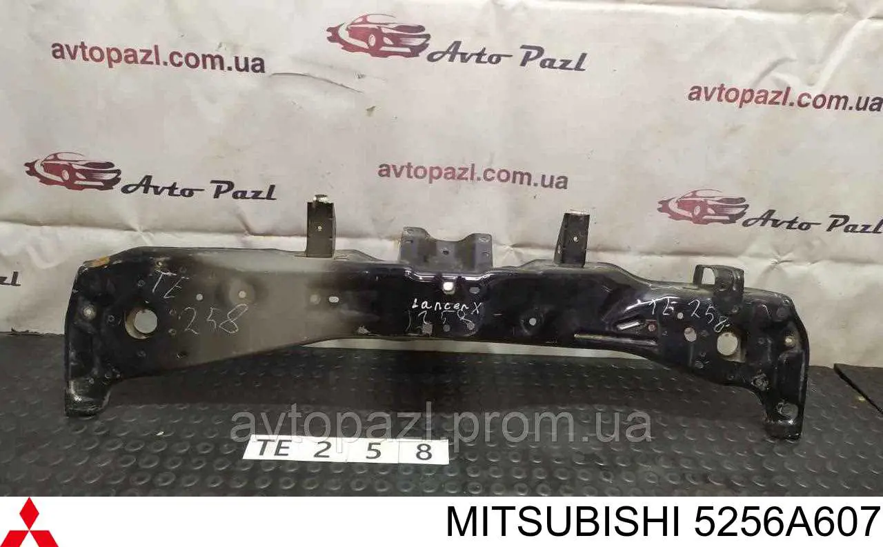 5256A607 Mitsubishi суппорт радиатора верхний (монтажная панель крепления фар)