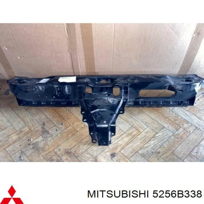 5256B338 Mitsubishi suporte superior do radiador (painel de montagem de fixação das luzes)