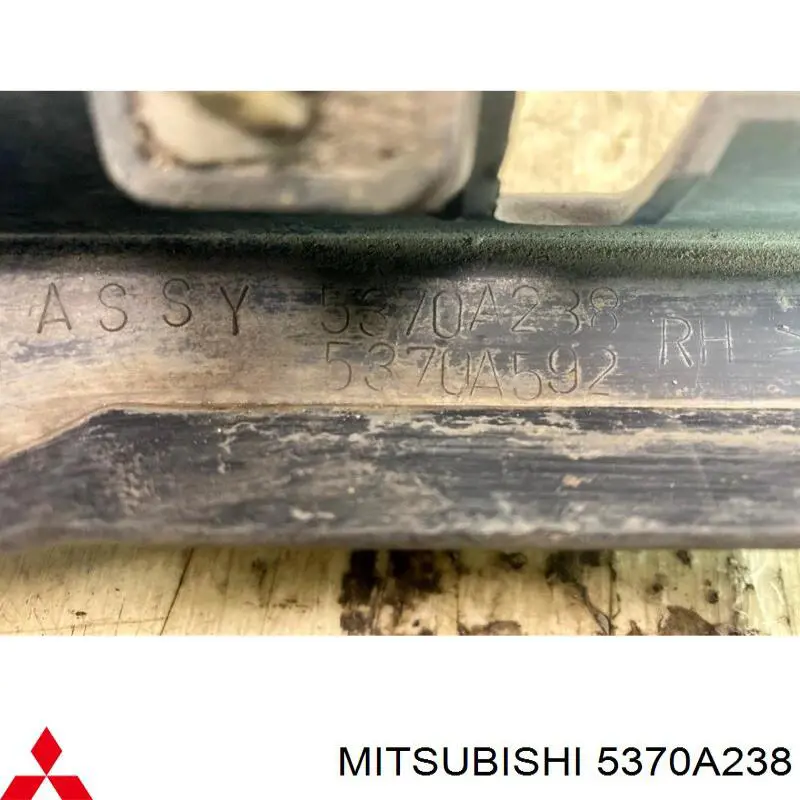 Брызговик передний правый 5370A238 Mitsubishi