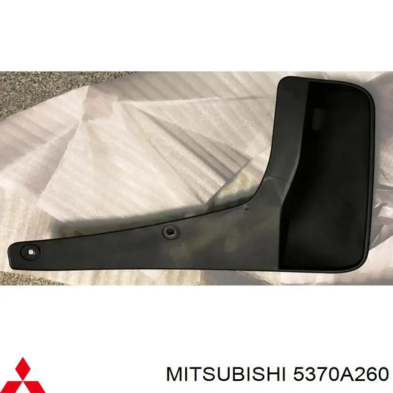 Брызговик задний правый на Mitsubishi Outlander XL 