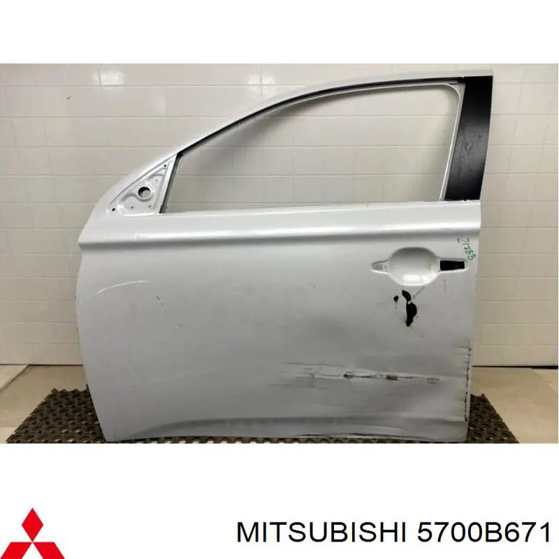 5700B671 Mitsubishi porta dianteira esquerda
