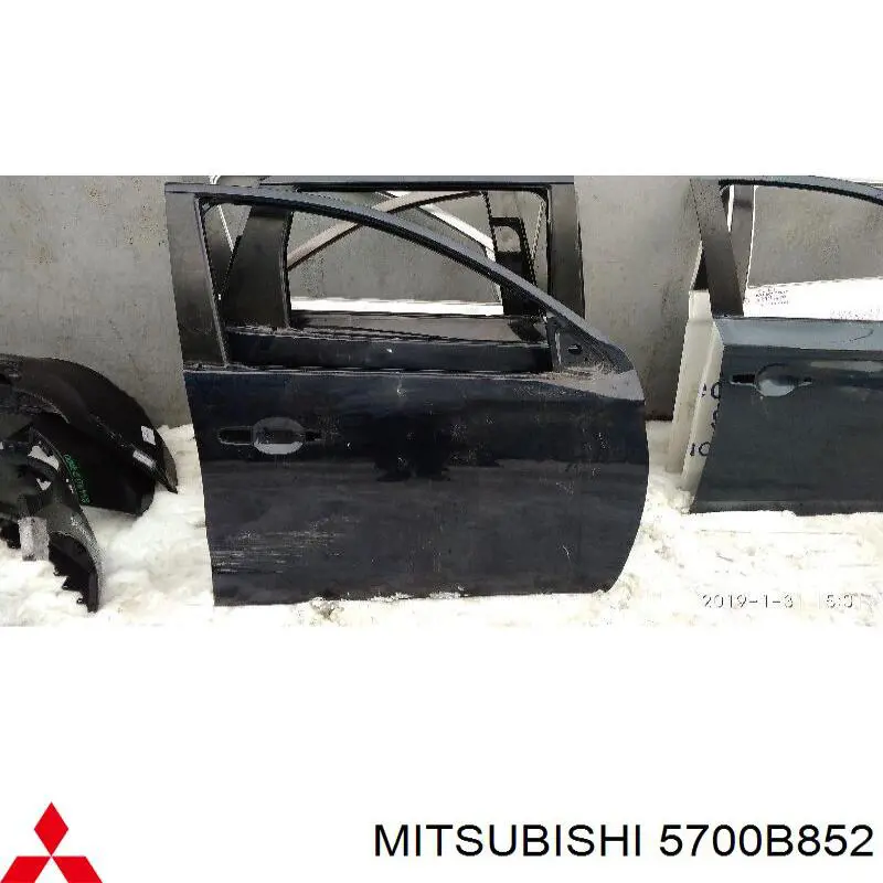 5700B852 Mitsubishi Дверь передняя правая