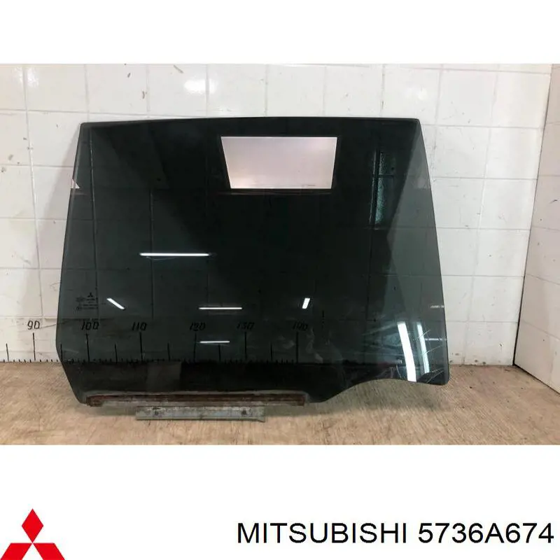 5736A674 Mitsubishi стекло двери задней правой