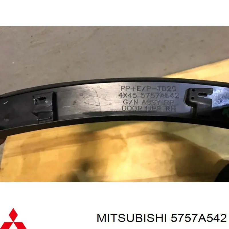 5757A542 Mitsubishi Молдинг задней правой двери, верхний