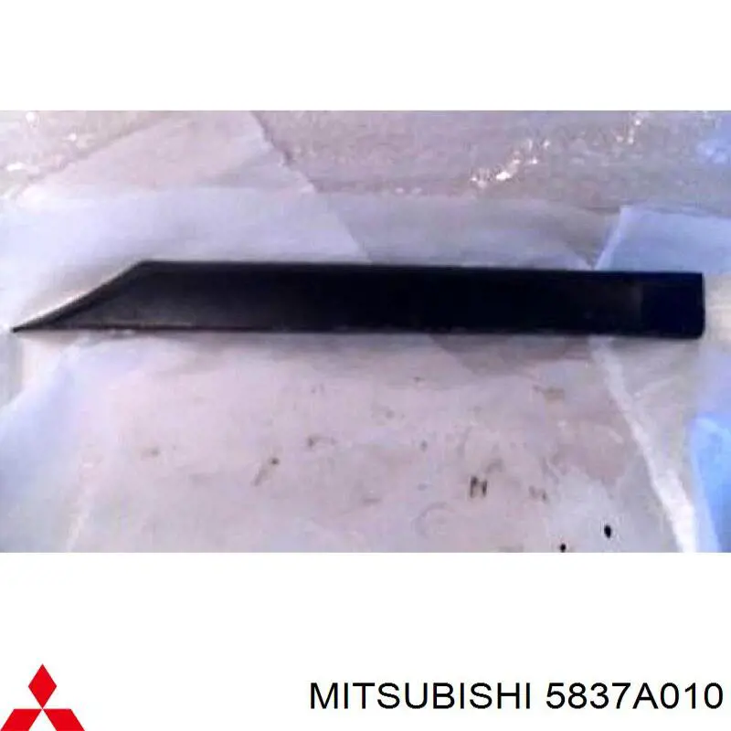 5837A010 Mitsubishi placa sobreposta inferior de porta-malas (de 3ª/5ª porta traseira)
