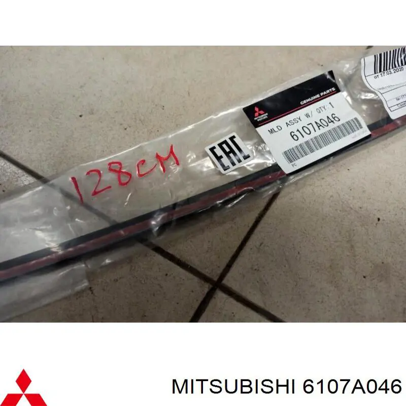 6107A046 Mitsubishi молдинг лобового стекла верхний