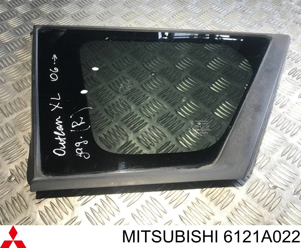 6121A022 Mitsubishi стекло кузова (багажного отсека правое)