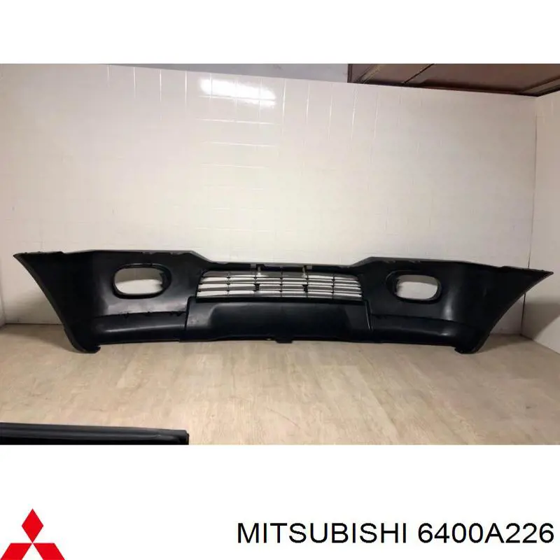 6400A226 Mitsubishi передний бампер