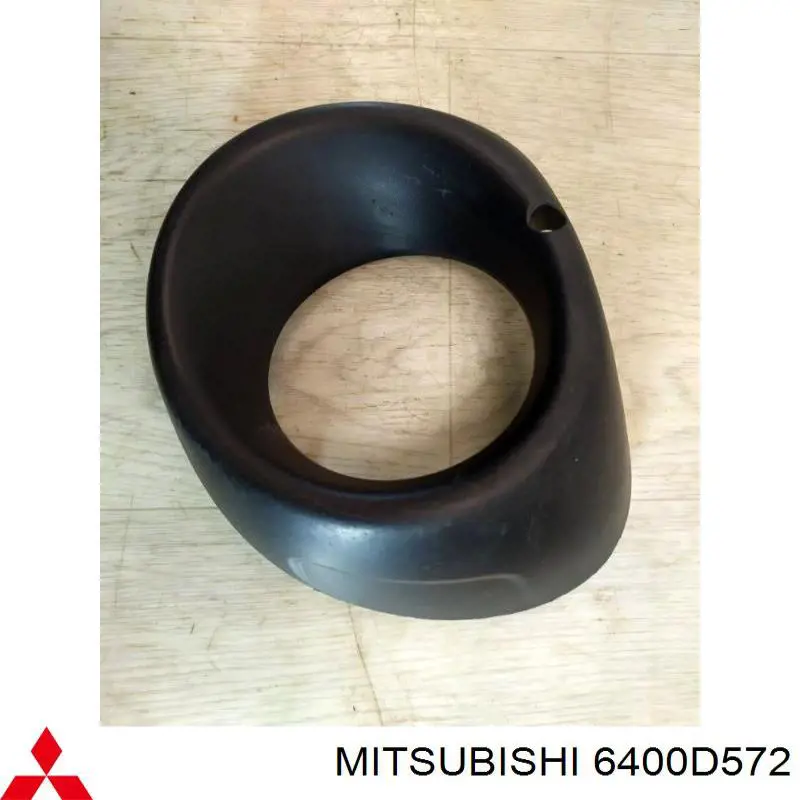 6400D572 Mitsubishi Ободок (окантовка) фары противотуманной правой