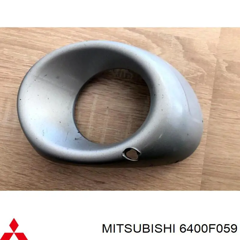 6400F059 Mitsubishi borda (orla das luzes de nevoeiro esquerda)