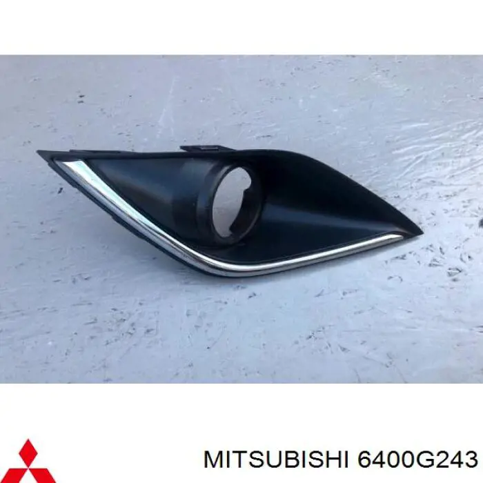 Заглушка (решетка) противотуманных фар бампера переднего левая 6400G243 Mitsubishi