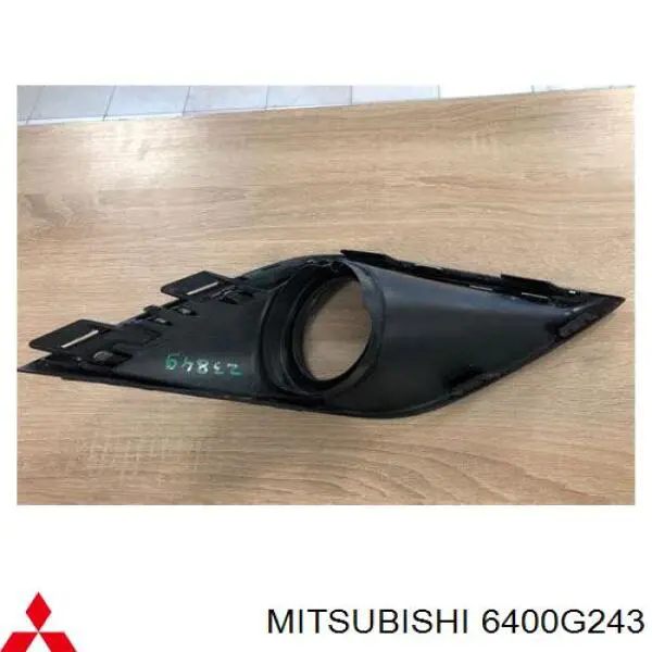 Заглушка (решетка) противотуманных фар бампера переднего левая Mitsubishi 6400G243