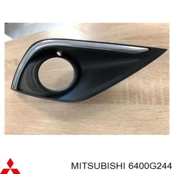 Заглушка (решетка) противотуманных фар бампера переднего правая Mitsubishi 6400G244