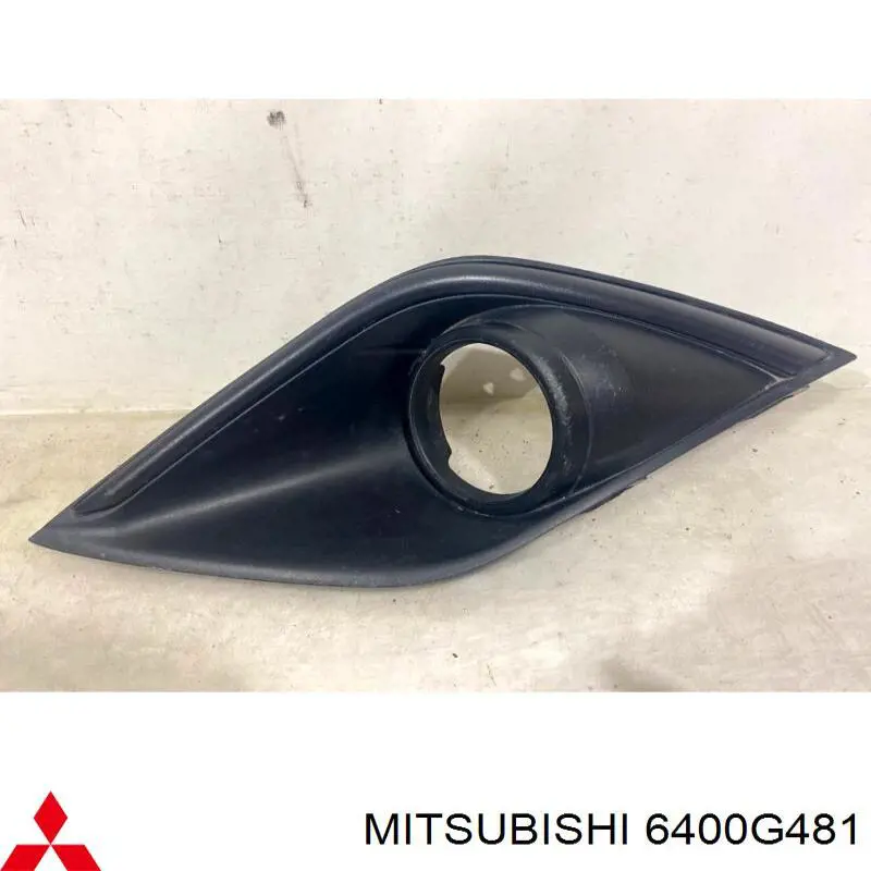 6400G481 Mitsubishi заглушка (решетка противотуманных фар бампера переднего левая)
