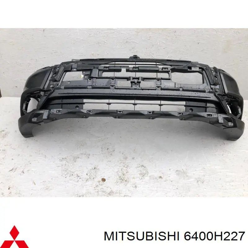 Передний бампер 6400H227 Mitsubishi