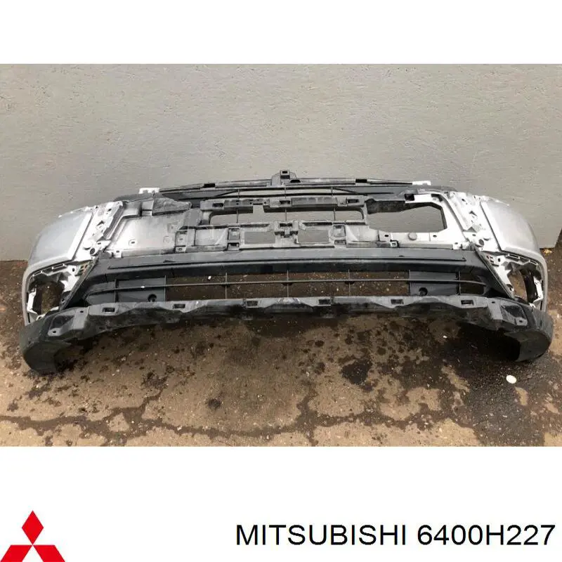 Передний бампер 6400H227 Mitsubishi
