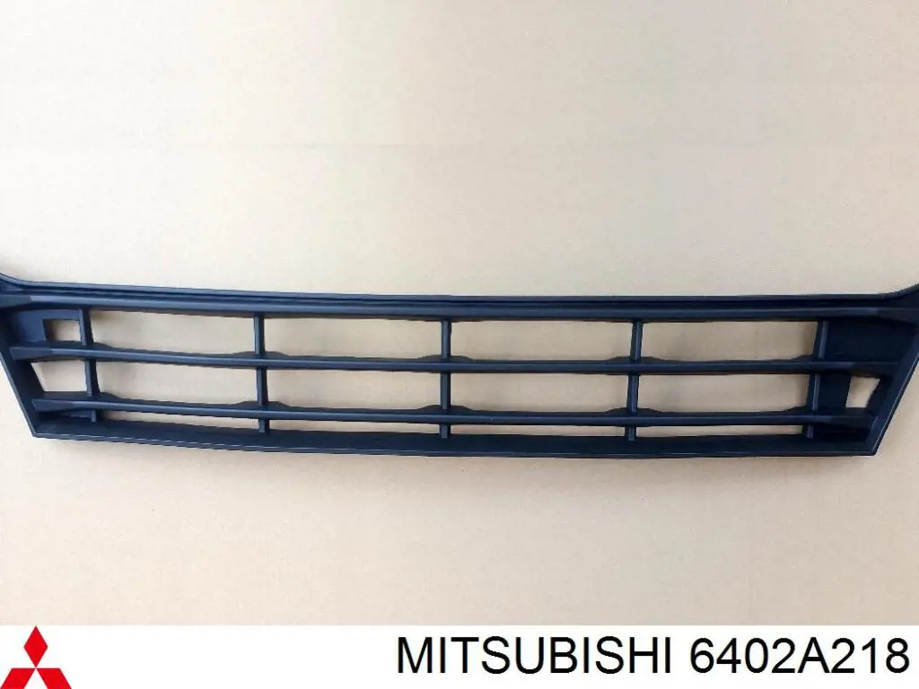 6402A218 Mitsubishi решетка бампера переднего