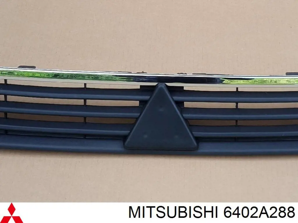 6402A288 Mitsubishi решетка бампера переднего верхняя