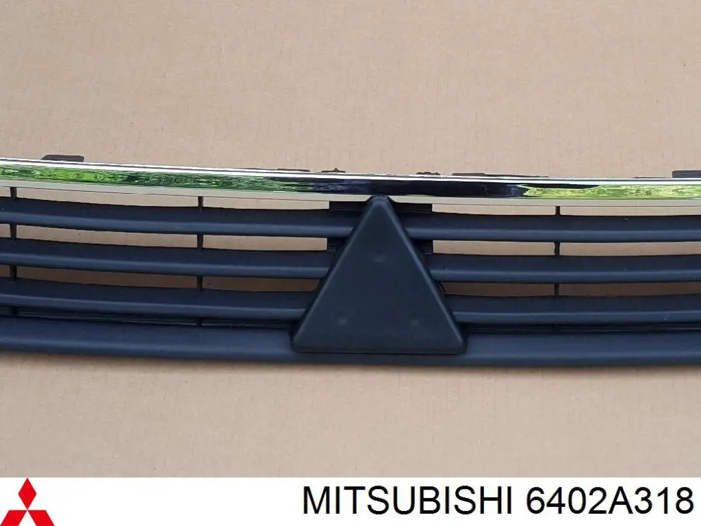 Купить 6402A318 Mitsubishi Решетка бампера переднего верхняя
