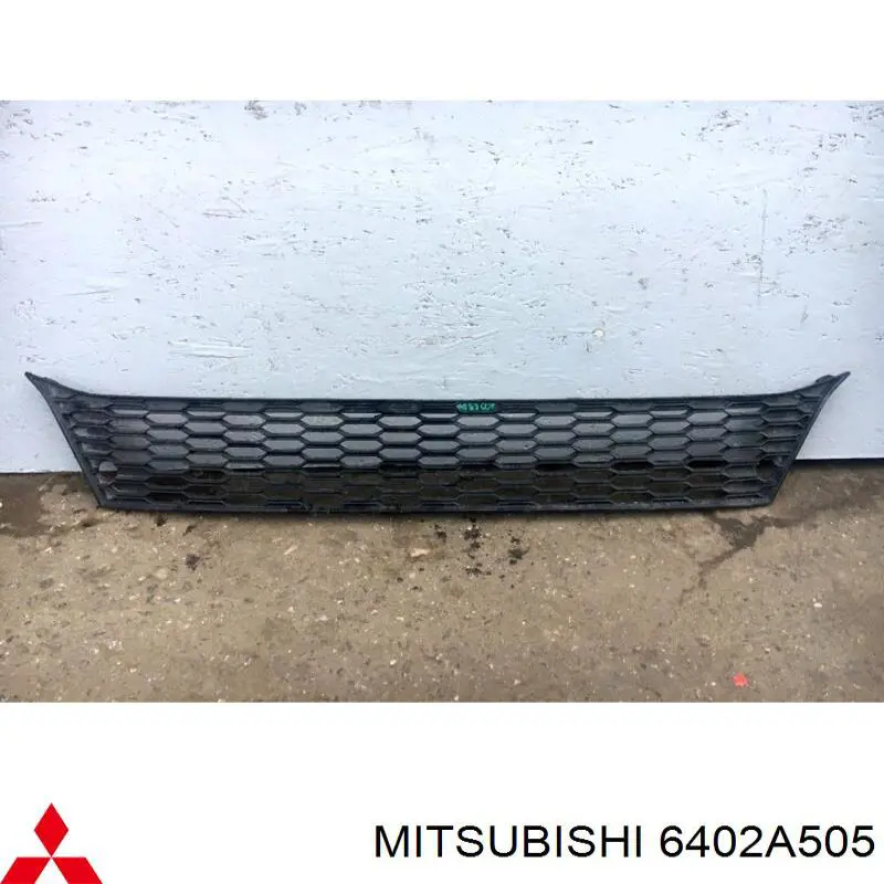 6402A505 Mitsubishi решетка бампера переднего нижняя