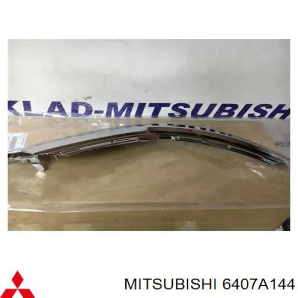 Moldura direita de grelha do pára-choque dianteiro para Mitsubishi Outlander (GF, GG)