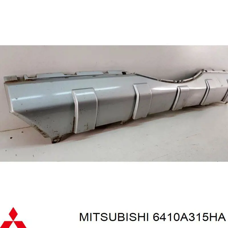 6410A579 Mitsubishi pára-choque traseiro, parte central